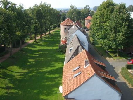 Kranenburg : Blick vom Mühlenturm in die Wanderstraße rechts und Rütterswall links